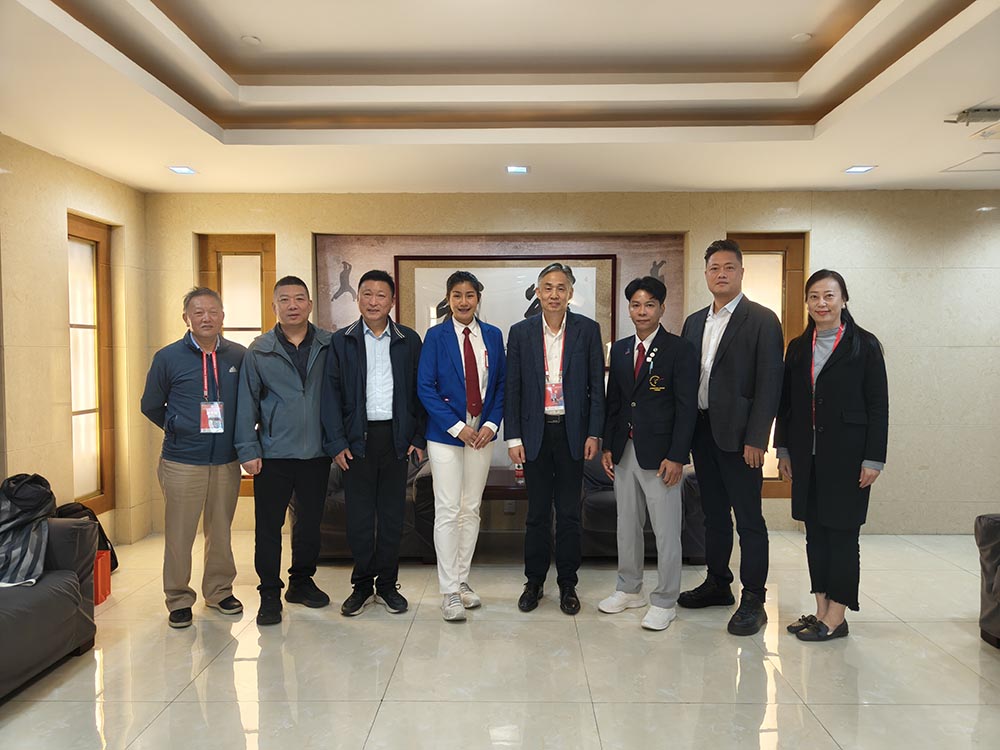 1762164415531278.jpg 陈晓峰会长(右四)接待泰国籍国际裁判Nontawat Amarakul(右三)、Aitsaree Suphalerdjaruphat(左四).jpg