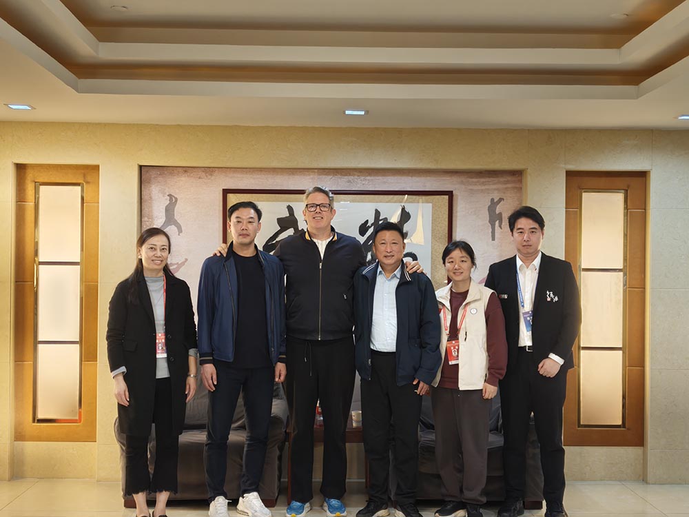 1762164462517085.jpg 世界跆拳道联盟媒体宣传部部长John Cullen与上海市体育局青少(科教)处副处长张志明及上海跆协人员座谈.jpg